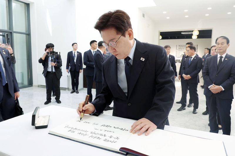 몽골을 국빈 방문 중인 이재명 대통령이 10일(현지시간) 울란바타르 이태준 열사 기념관을 방문해 방명록을 작성하고 있다. 2026.7.10 ⓒ 뉴스1 이재명 기자