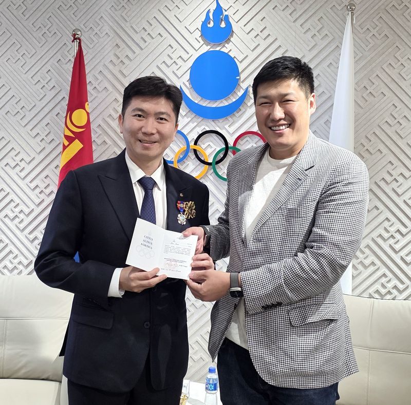유승민 대한체육회장이 바투식 몽골올림픽위원회 위원장에게 올림의 영광 메달을 받고 있다. (대한체육회 제공)