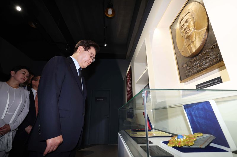 [울란바타르=뉴시스] 조성봉 기자 = 몽골을 국빈 방문한 이재명 대통령이 10일(현지 시간) 울란바타르 이태준 기념공원 내 기념관에서 몽골 황제가 수여한 훈장 등 전시물을 살펴보고 있다. 대암 이태준 선생은 항일 독립운동가이자 몽골 마지막 황제의 어의로 울란바타르에서 활약했다. 2026.07.10. suncho21@newsis.com