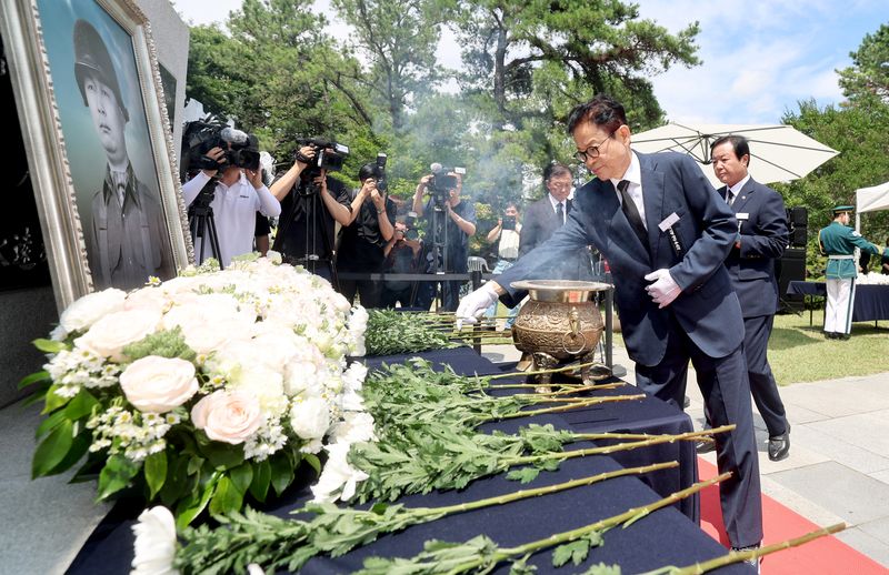 [안동=뉴시스] 이철우 경북지사가 10일 칠곡 다부동 전적기념관에서 열린 6·25전쟁 영웅 고 백선엽 장군 서거 6주기 추모식에 참석해 헌화하고 있다. (사진=경북도 제공) 2026.07.10 photo@newsis.com *재판매 및 DB 금지