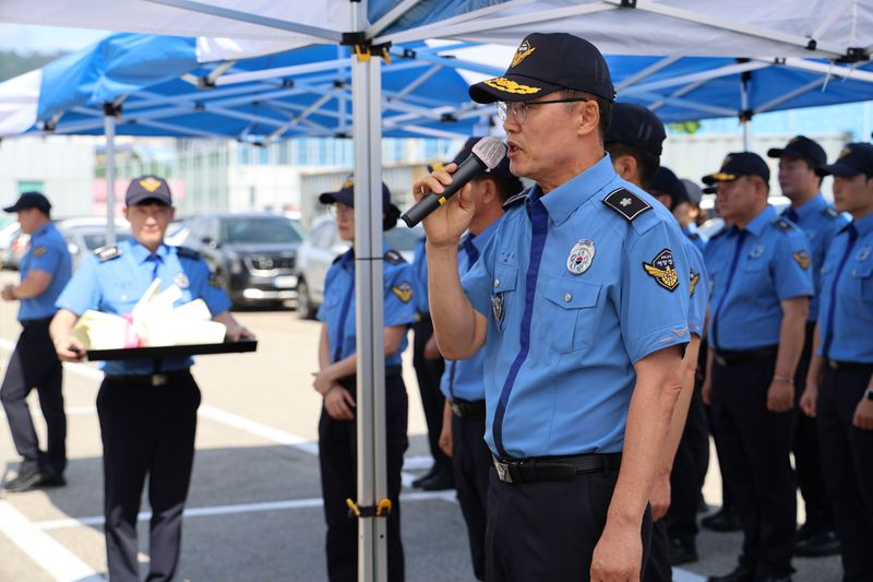 이종욱 동해지방해양경찰청장 전담 직무대리가 출항하는 승조원들에게 격려의 말을 전하고 있다. (동해해경청 제공, 재판매 및 DB 금지) 2026.7.10/뉴스1