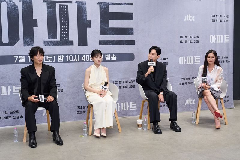지성 "가짜 가족의 통쾌한 사기…신선한 '아파트' 설정에 푹 빠졌죠"