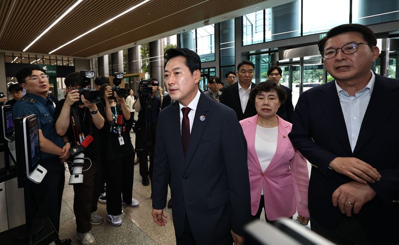 '장윤기 사건'과 관련해 경찰청을 항의 방문한 국민의힘 장동혁 대표가 10일 서울 서대문구 경찰청으로 들어서고 있다. 이날 국민의힘 장동혁 대표와 의원들은 유재성 경찰청장 직무대행과의 면담장에 취재진과 보좌관 등의 출입을 막는 경찰과 대치하다 면담을 취소하고 돌아갔다. 연합뉴스