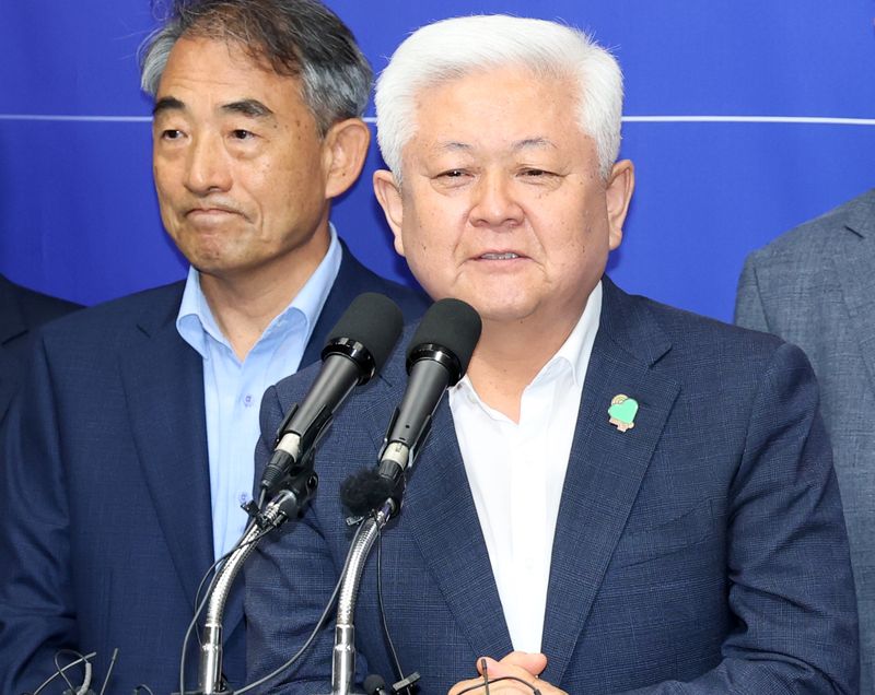 황인홍 더불어민주당 무주군수 당선인이 전북 전주시 전북특별자치도의회에서 6.3 지방선거 결과 관련 기자회견에 참석해 발언을 하고 있다. 2026.6.4 ⓒ 뉴스1 유경석 기자