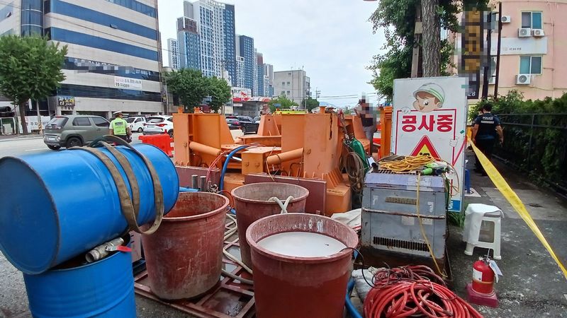 [대전=뉴시스] 10일 오후 1시 6분께 대전 서구 변동의 한 도로에서 폭발 사고가 발생했다.(사진=대전소방본부 제공) 2026.07.10. photo@newsis.com *재판매 및 DB 금지