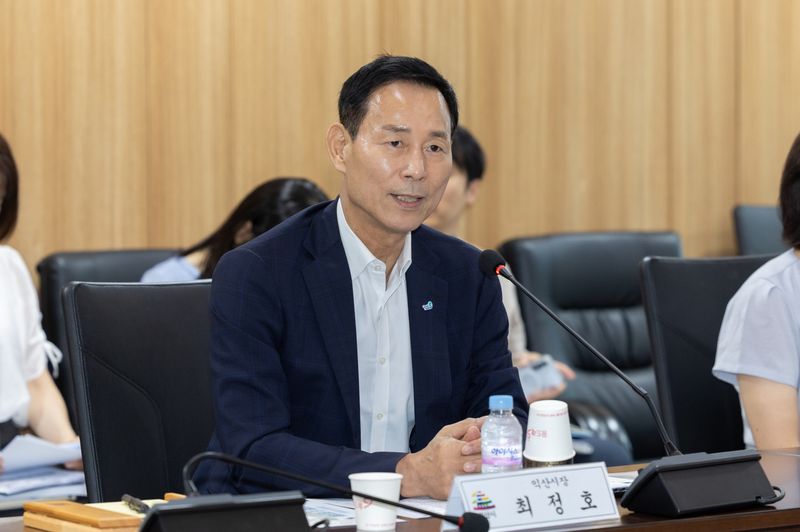 최정호 전북 익산시장이 10일 시청 대회의실에서 지역 반도체 소부장 기업 관계자들과 간담회를 갖고 있다.(익산시 제공. 재판매 및 DB 금지)