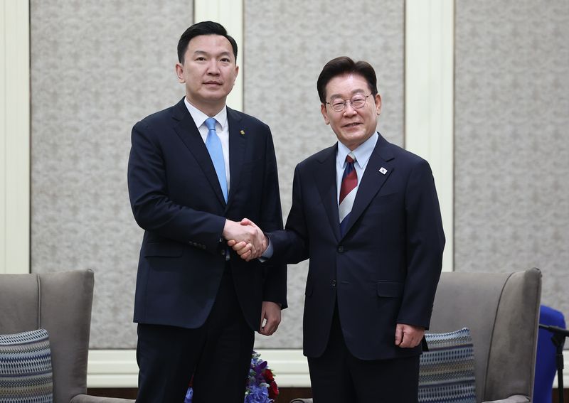 몽골을 국빈 방문 중인 이재명 대통령이 10일(현지시간) 울란바타르 한 호텔에서 냠오소르 오츠랄 총리와 악수하고 있다. 뉴스1