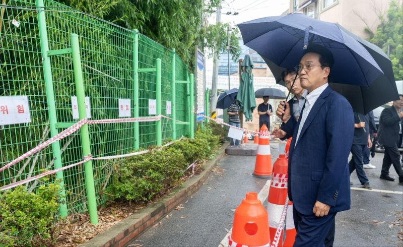 안민석 경기교육감이 집중호우로 피해를 입은 평택 라온중학교를 찾아 기울어진 운동장 펜스와 안전조치 상황을 점검하고 있다. (경기도교육청 제공)