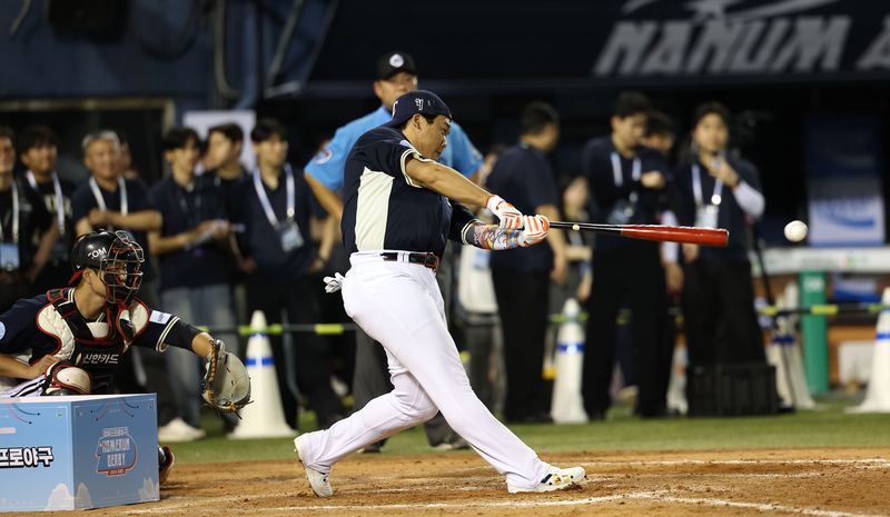 [서울=뉴시스]김선웅 기자 = 한화 강백호가 10일 서울 송파구 잠실야구장에서 열린 2026 KBO 올스타전 컴투스프로야구 홈런 더비에서 타격하고 있다. 2026.07.10. mangusta@newsis.com