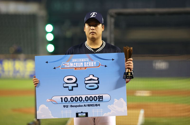 [서울=뉴시스]김선웅 기자 = 한화 강백호가 10일 서울 송파구 잠실야구장에서 열린 2026 KBO 올스타전 컴투스프로야구 홈런 더비에서 우승해 트로피를 들고 기념사진을 촬영하고 있다. 2026.07.10. mangusta@newsis.com