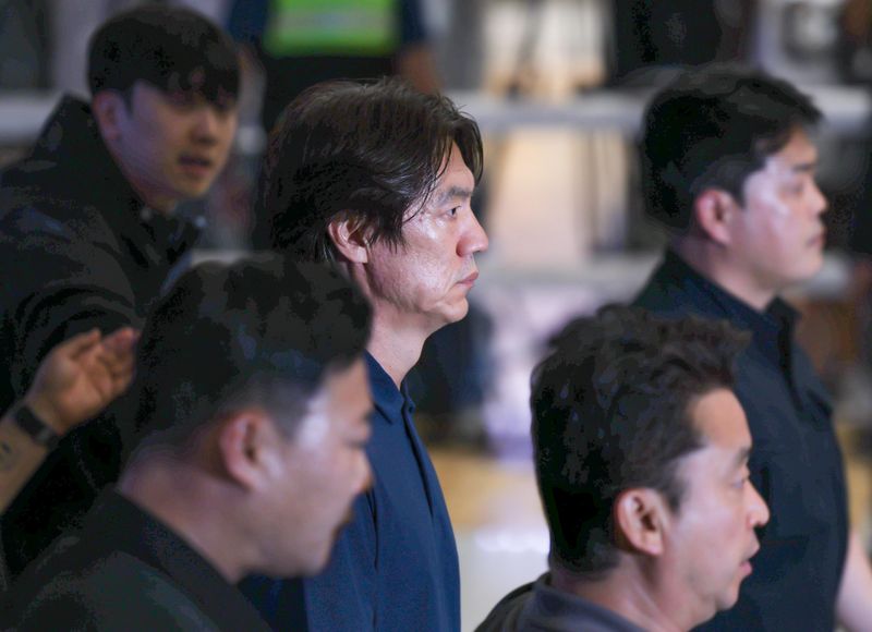 [인천공항=뉴시스] 황준선 기자 = 2026 북중미 월드컵 조별리그에서 탈락한 홍명보 전 대한민국 축구 국가대표팀 감독이 30일 인천국제공항 제2터미널을 통해 귀국하고 있다. (공동취재) 2026.06.30. photo@newsis.com
