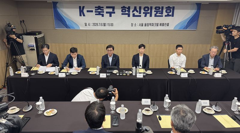 [서울=뉴시스] 권창회 기자 = 최휘영 K-축구 혁신위원회 공동위원장이 6일 오후 서울 송파구 올림픽파크텔에서 열린 K-축구혁신위원회 출범식에서 발언하고 있다. (공동취재) 2026.07.06. photo@newsis.com