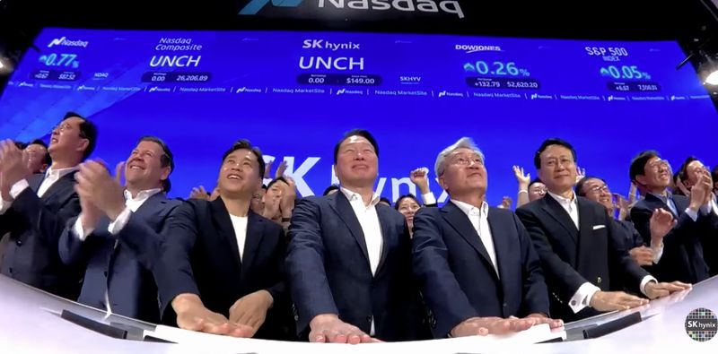 최태원 SK그룹 회장, 곽노정 SK하이닉스 대표이사를 비롯한 임직원들이 10일 미국 뉴욕 나스닥 타워에서 주식예탁증서(ADR) 나스닥 시장 상장 세리머니를 하고 있다. (SK하이닉스 유튜브 캡쳐) 2026.7.10 ⓒ 뉴스1