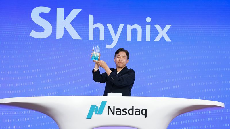 곽노정 SK하이닉스 CEO가 10일(현지 시간) 오전 미국 뉴욕 나스닥 마켓사이트에서 열린 나스닥 '오프닝 벨' 행사에서 상장 기념패를 들어보이고 있다.뉴시스