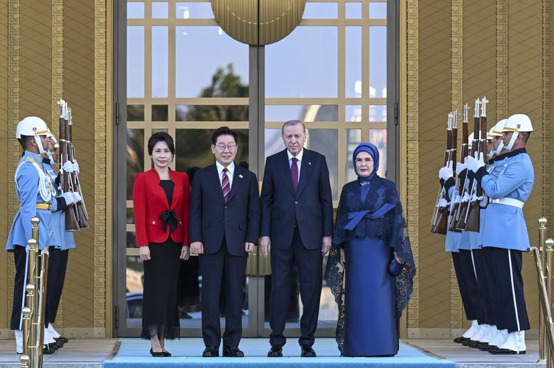 북대서양조약기구(NATO·나토) 정상회의에 참석 중인 이재명 대통령과 김혜경 여사가 지난 7일(현지시간) 튀르키예 앙카라 대통령궁에서 열린 튀르키예 대통령 내외 주최 공식 환영만찬에서 레젭 타입 에르도안 튀르키예 대통령, 에미네 에르도안 여사와 기념촬영을 하고 있다. 튀르키예 대통령실 제공