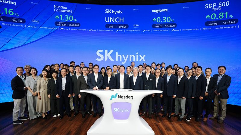[서울=뉴시스]최태원 SK그룹 회장, 곽노정 SK하이닉스 CEO 등 주요 경영진이 마켓사이트 앞에서 기념 촬영을 하고 있다. 왼쪽 첫 줄 여덟 번째부터 최재원 SK스퀘어 수석부회장, 곽노정 SK하이닉스 CEO, 최태원 SK그룹 회장, 고승범 SK하이닉스 사외이사 겸 이사회 의장, 유정준 SK(주) 미주총괄 부회장. (사진=SK하이닉스 제공). 2026.07.11. photo@newsis.com *재판매 및 DB 금지