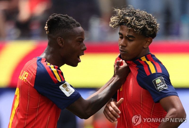 기뻐하며 야말(오른쪽) 멱살 잡는 윌리엄스. 연합뉴스