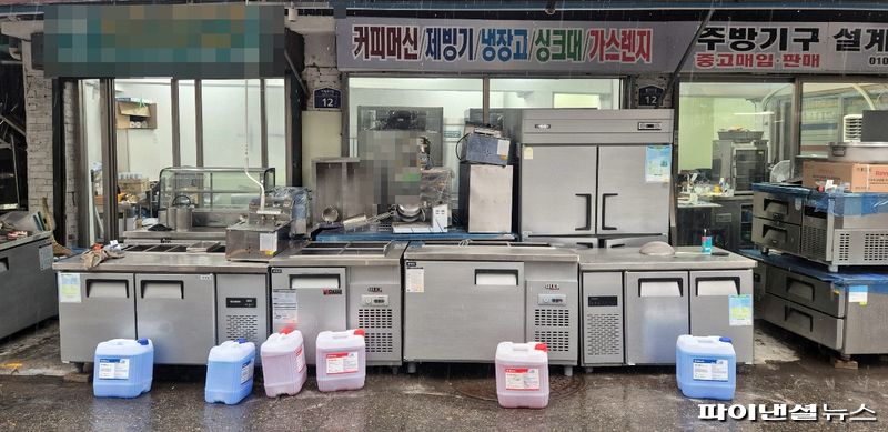 한 매장 앞에 업소용 조리대와 화구가 줄지어 놓여 있다. 사진=한승곤 기자