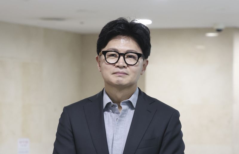 [서울=뉴시스] 김근수 기자 = 한동훈 무소속 의원이 7일 오후 서울 여의도 의원회관에서 국민의힘 유의동 의원실 주최로 열린 KTX 경기남부역사 신설 토론회를 마치고 취재진 질의에 답하고 있다. 2026.07.07. ks@newsis.com