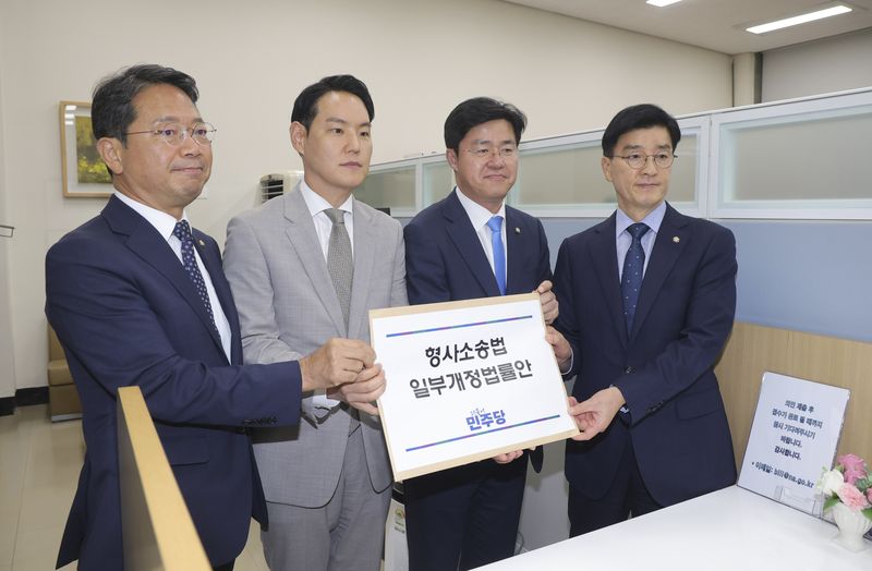 [서울=뉴시스] 정병혁 기자 = 김승원(왼쪽부터), 김한규, 박상혁, 이해식 더불어민주당 형사소송법 TF 소속 의원들이 9일 서울 여의도 국회 의안과에 형사소송법 일부개정법률안을 제출하고 있다. (공동취재) 2026.07.09. photo@newsis.com
