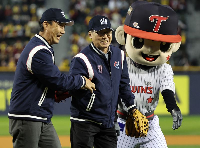 7일 오후 서울 송파구 잠실야구장에서 열린 프로야구 '2023 신한은행 SOL KBO 포스트시즌' 한국시리즈 1차전 kt 위즈와 LG 트윈스의 경기를 앞두고 전 LG 투수 김용수가 시구 행사를 마친 뒤 김동수 전 코치와 악수를 하고 있다. 2023.11.7 ⓒ 뉴스1 김진환 기자