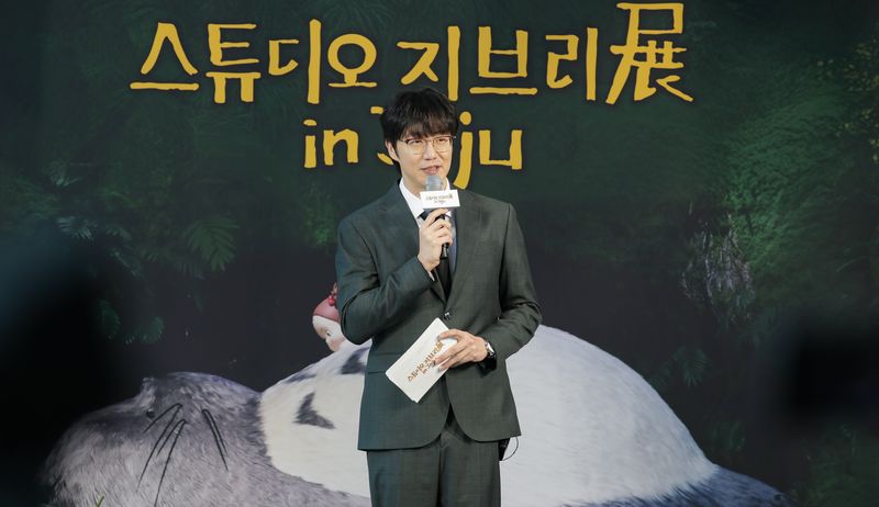 가수 성시경이 11일 오전 제주시 구좌읍 제주동화마을 부지 내 동화아트센터에서 열린 '스튜디오 지브리展 in Jeju' 전시 개막 행사에서 사회를 보고 있다. 제주동화마을에 들어선 '스튜디오 지브리展 in Jeju'의 메인 전시장 면적은 약 3300㎡ 규모에 달하며, 지브리의 원작과 역사적 아카이브를 한눈에 확인할 수 있는 자연 친화적인 전시장으로 구성됐다. /사진=뉴시스