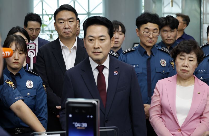 [서울=뉴시스] 김혜진 기자 = 장동혁 국민의힘 대표를 비롯한 국민의힘 의원들이 10일 장윤기의 현직 경찰 간부 아버지와 수사팀의 유착 의혹과 관련해 서울 서대문구 경찰청에 항의방문 하고 있다. 2026.07.10. jini@newsis.com