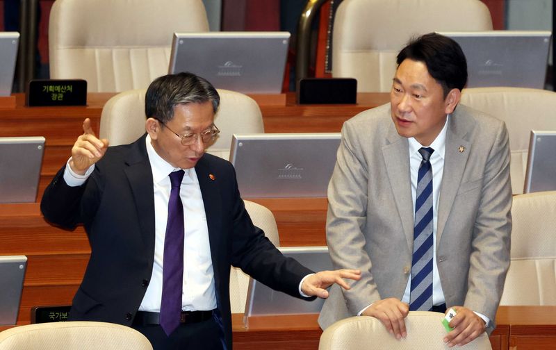 [서울=뉴시스] 조성봉 기자 = 정성호 법무부 장관이 25일 서울 여의도 국회에서 열린 제432회 국회(임시회) 제8차 본회의에서 곽상언 더불어민주당 의원과 대화를 하고 있다. 2026.02.25 suncho21@newsis.com