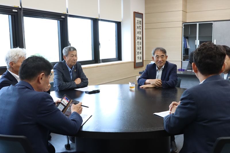 더불어민주당 전북도당이 전북도의회 의장단과 정부가 추진 중인 반도체 메가프로젝트 전북 참여에 대한 대응책을 논의하고 있다.(도당제공. 재판매 및 DB금지)2026.7.11/뉴스1