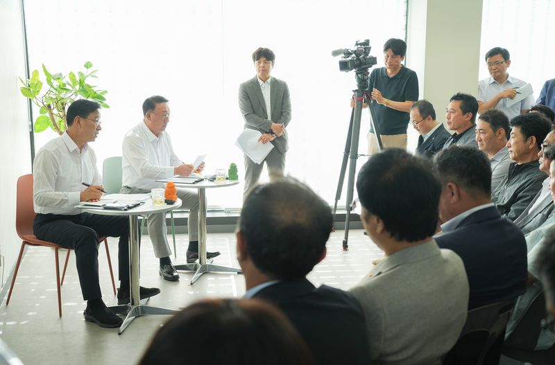 위성곤 제주특별자치도지사가 지난 9일 제주웰컴센터 여행자센터에서 강동훈 제주도관광협회장을 비롯해 협회 임원진과 19개 분과위원장 등과 정책간담회를 하고 있다. 상황실은 생활경제와 1차산업, 관광, 건설 등 4개 분야 실무반을 중심으로 운영하며, 제주도는 앞으로 핵심 경제지표를 시각화한 통합상황판도 구축할 계획이다. /사진=제주특별자치도 제공