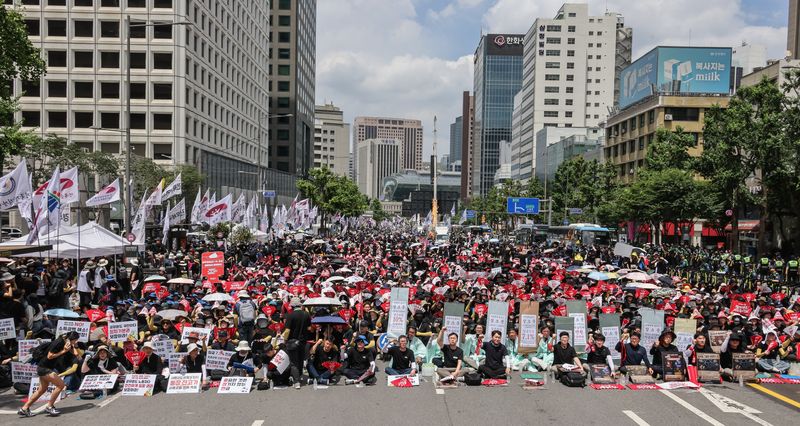 [서울=뉴시스] 11일 서울 중구 숭례문 일대에서 열린 '7·11 공무원·교사 노동자대회'에서 공무원·교원 노동자들이 연금 소득공백 해소와 2027년 공무원 임금 7.1% 인상, 정치기본권 보장 등을 촉구하고 있다. 2026.07.11. (사진=전국공무원노동조합 제공) photo@newsis.com