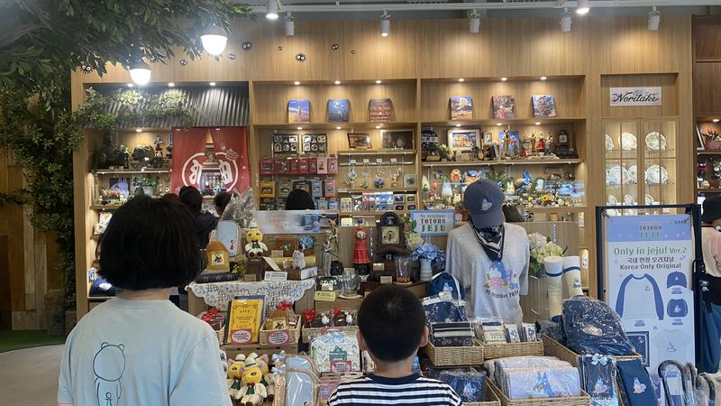 ‘스튜디오 지브리展 in Jeju’ 공식 상품숍 ‘도토리숲’에 제주 전시 한정 상품 등이 진열돼 있다. 이번 전시는 지브리 대표작 전시와 함께 제주에서만 만날 수 있는 상품과 체험공간을 선보이며 가족 관광객과 애니메이션 팬층을 겨냥하고 있다. /사진=파이낸셜뉴스