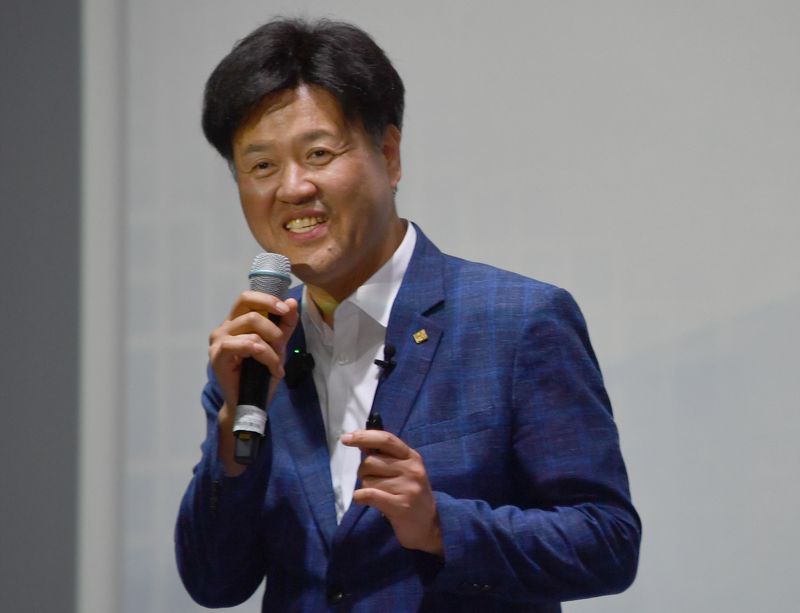 [전남광주=뉴시스] 변재훈 기자 = 더불어민주당 8·17 전당대회 최고위원 출마를 선언한 김용 전 민주연구원 부원장이 11일 전남광주 동구 조선대학교 해오름관에서 초청 강연을 하고 있다. 2026.07.11. wisdom21@newsis.com