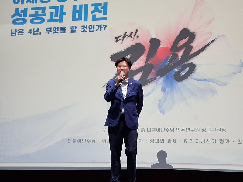 김용 전 민주연구원 부원장이 11일 전남광주 조선대학교 해오름관에서 열린 이재명 정부의 성공과 비전 '남은 4년 무엇을 할 것인가'에서 특강을 하고 있다. 2026.7.11 ⓒ 뉴스1 전원 기자
