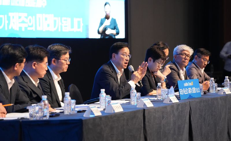 위성곤 제주특별자치도지사가 7월 11일 제주국제컨벤션센터 탐라홀A에서 열린 민선9기 출범 타운홀미팅 ‘우리의 목소리가 제주의 미래가 됩니다’에서 도민 질문에 답하고 있다. 제주도는 당시 접수한 의견을 정리해 도민 제안 124건을 확정하고 5일 부서별 검토 결과와 후속 추진방안을 점검했다. /사진=제주특별자치도 제공
