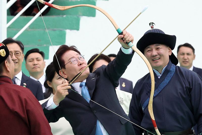 몽골을 국빈 방문 중인 이재명 대통령이 11일(현지시간) 울란바타르 나담축제장에서 전통활쏘기를 체험하고 있다. 오른쪽은 오흐나 후렐수흐 몽골 대통령. 2026.7.11 ⓒ 뉴스1 이재명 기자