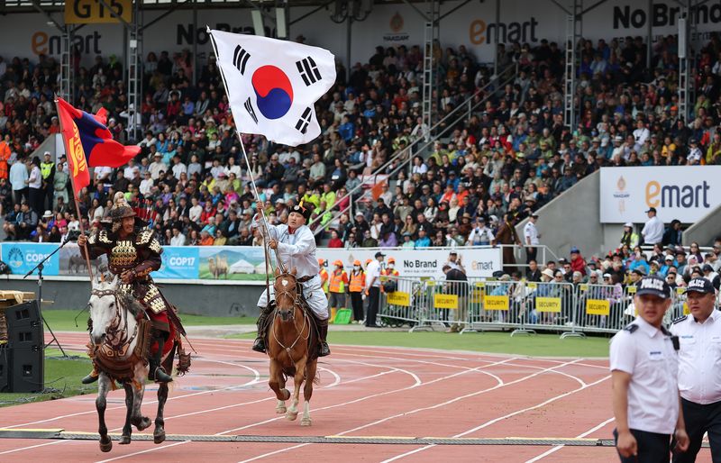 11일(현지시간) 몽골 울란바타르 국립 체육경기장에서 열린 나담축제 개막식에서 태극기를 든 공연 참가자가 말을 타고 질주하고 있다. 이재명 대통령은 이날 몽골의 자유와 독립정신을 기리는 최대 명절인 '나담축제'에 공식 주빈으로 참석했다. 2026.7.11 ⓒ 뉴스1 이재명 기자