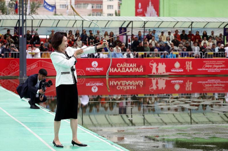 몽골을 국빈 방문 중인 이재명 대통령과 김혜경 여사가 11일(현지시간) 울란바타르 나담축제장에서 전통활쏘기를 체험하고 있다. 2026.7.11 ⓒ 뉴스1 이재명 기자