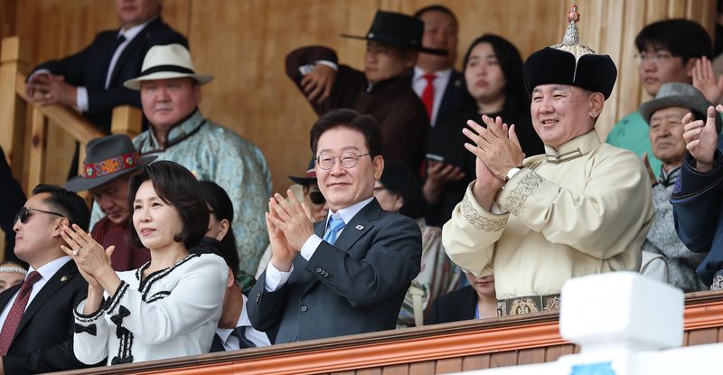 몽골을 국빈 방문 중인 이재명 대통령과 김혜경 여사가 11일(현지시간) 울란바타르 국립 체육경기장에서 열린 나담축제 개막식에서 오흐나 후렐수흐 몽골 대통령과 함께 공연을 관람한 뒤 박수를 치고 있다. 2026.7.11 ⓒ 뉴스1 이재명 기자