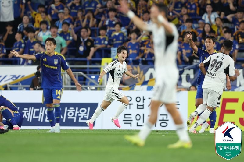 전북 현대 김진규가 11일 울산 HD와 원정 경기에서 득점 후 세리머니를 하고 있다. (한국프로축구연맹 제공)