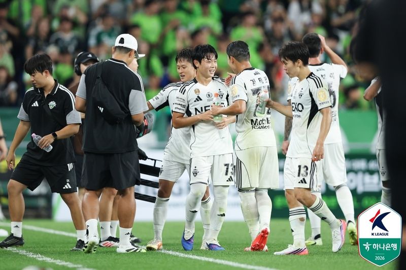 만 17세인 전북 현대 신예 김예건이 11일 울산 HD 원정 경기에서 골을 넣은 뒤 동료들의 축하를 받고 있다. (한국프로축구연맹 제공)