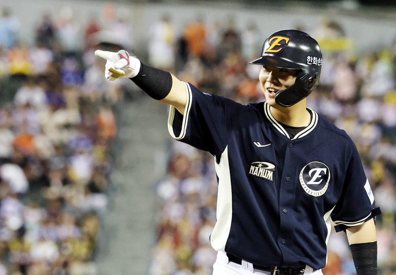 [서울=뉴시스] 박주성 기자 = 11일 오후 서울 잠실야구장에서 열린 2026 신한 SOL KBO 리그 올스타전에서 6회초 나눔 올스타의 공격, 노아웃 주자 1, 2루에서 허인서가 1타점 적시타를 치고 있다. 2026.07.11. park7691@newsis.com