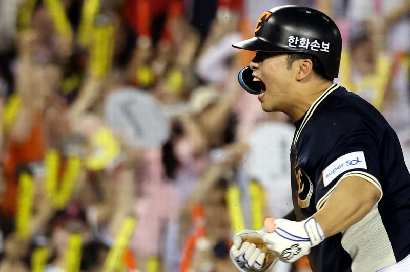[서울=뉴시스] 박주성 기자 = 11일 오후 서울 잠실야구장에서 열린 2026 신한 SOL KBO 리그 올스타전에서 8회초 나눔 올스타의 공격, 원아웃 주자 2루 문현빈이 1타점 3루타를 치고 있다. 2026.07.11. park7691@newsis.com