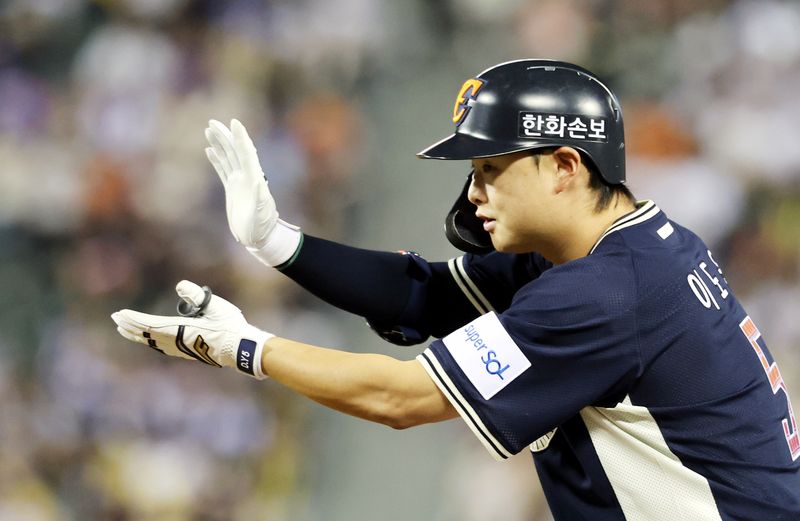 [서울=뉴시스] 박주성 기자 = 11일 오후 서울 잠실야구장에서 열린 2026 신한 SOL KBO 리그 올스타전에서 6회초 나눔 올스타의 공격, 노아웃 주자 만루에서 이도윤이 2타점 적시타를 치고 있다. 2026.07.11. park7691@newsis.com