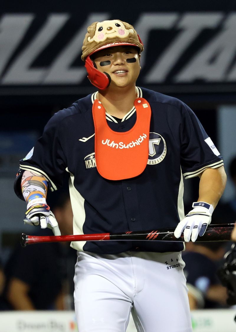 [서울=뉴시스] 박주성 기자 = 11일 오후 서울 잠실야구장에서 열린 2026 신한 SOL KBO 리그 올스타전에서 6회초 나눔 올스타의 공격, 한준수가 아기 퍼포먼스를 하고 있다. 2026.07.11. park7691@newsis.com