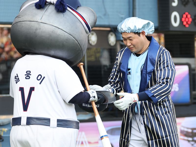 [서울=뉴시스] 박주성 기자 = 11일 오후 서울 잠실야구장에서 열린 2026 신한 SOL KBO 리그 올스타전에서 2회말 드림 올스타 양의지가 퍼포먼스를 하고 있다. 2026.07.11. park7691@newsis.com