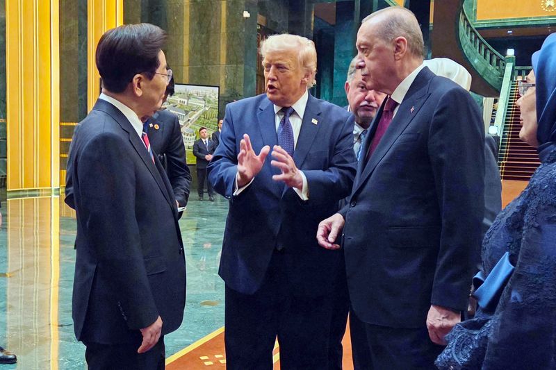 [앙카라=뉴시스] 조성봉 기자 = 북대서양조약기구(NATO·나토) 정상회의에 참석 중인 이재명 대통령과 도널트 트럼프 미국 대통령이 7일(현지 시간) 튀르키예 앙카라 대통령궁에서 열린 레젭 타입 에르도안 튀르키예 대통령 주최 환영 만찬에서 대화하고 있다. (공동취재) 2026.07.08. suncho21@newsis.com