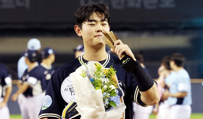 [서울=뉴시스] 박주성 기자 = 11일 오후 서울 잠실야구장에서 열린 2026 신한 SOL KBO 리그 올스타전에서 나눔 올스타 허인서가 미스터 올스타로 선정 되어 포즈를 취하고 있다. 2026.07.11. park7691@newsis.com
