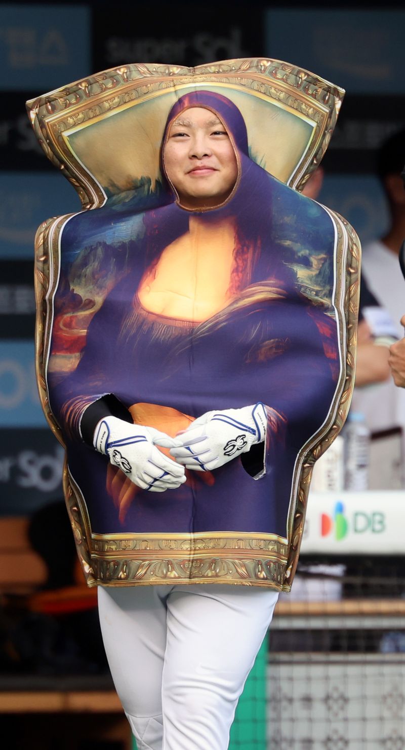 [서울=뉴시스] 박주성 기자 = 11일 오후 서울 잠실야구장에서 열린 2026 신한 SOL KBO 리그 올스타전에서 2회초 나눔 올스타 문현빈이 모나리자 분장을 하고 타석에 들어서고 있다. 2026.07.11. park7691@newsis.com
