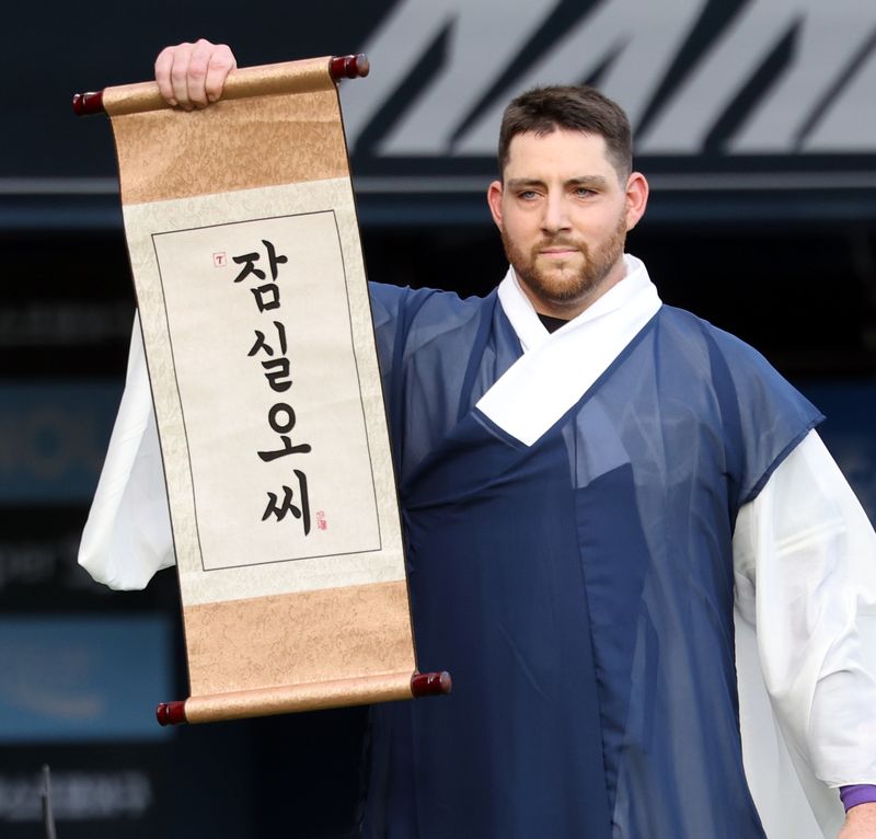[서울=뉴시스] 박주성 기자 = 11일 오후 서울 잠실야구장에서 열린 2026 신한 SOL KBO 리그 올스타전에서 4회초 나눔 올스타 오스틴이 퍼포먼스를 하고 있다. 2026.07.11. park7691@newsis.com